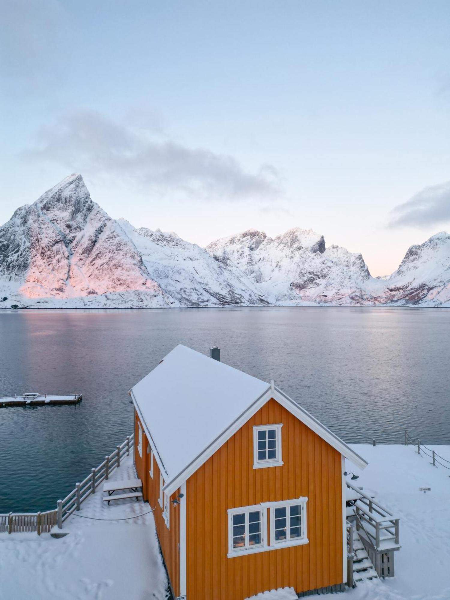 The Famous Yellow House Reine Dış mekan fotoğraf