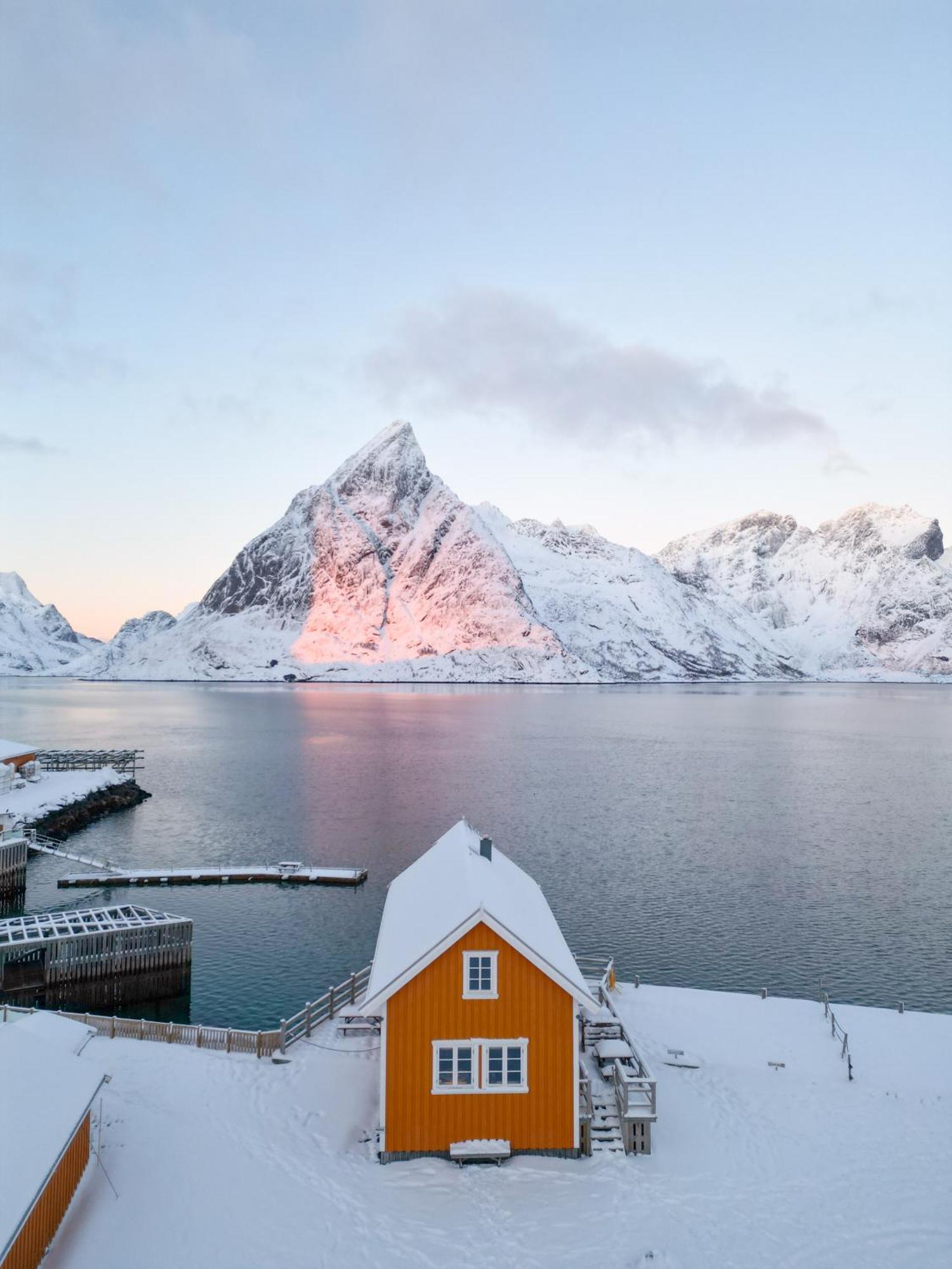 The Famous Yellow House Reine Dış mekan fotoğraf
